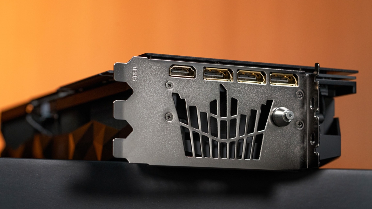 Trên tay RTX 5070 Ti HOF OC LAB Black Soul X với hệ thống cổng kết nối đầy đủ và backplate thiết kế đối xứng