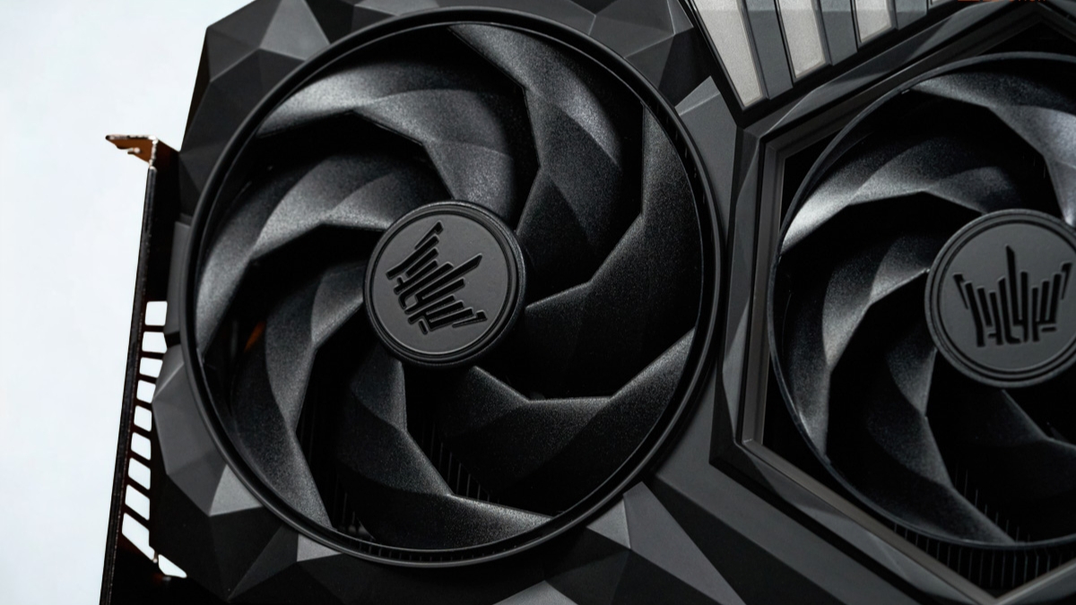 Trên tay RTX 5070 Ti HOF OC LAB Black Soul X với vòng RGB quanh quạt và biểu tượng crown phát sáng nổi bật