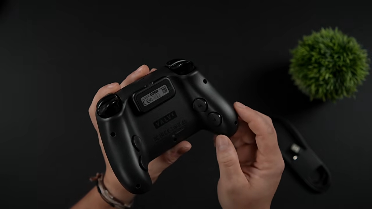 Trên tay Steam Controller với wireless puck hỗ trợ kết nối 2.4GHz