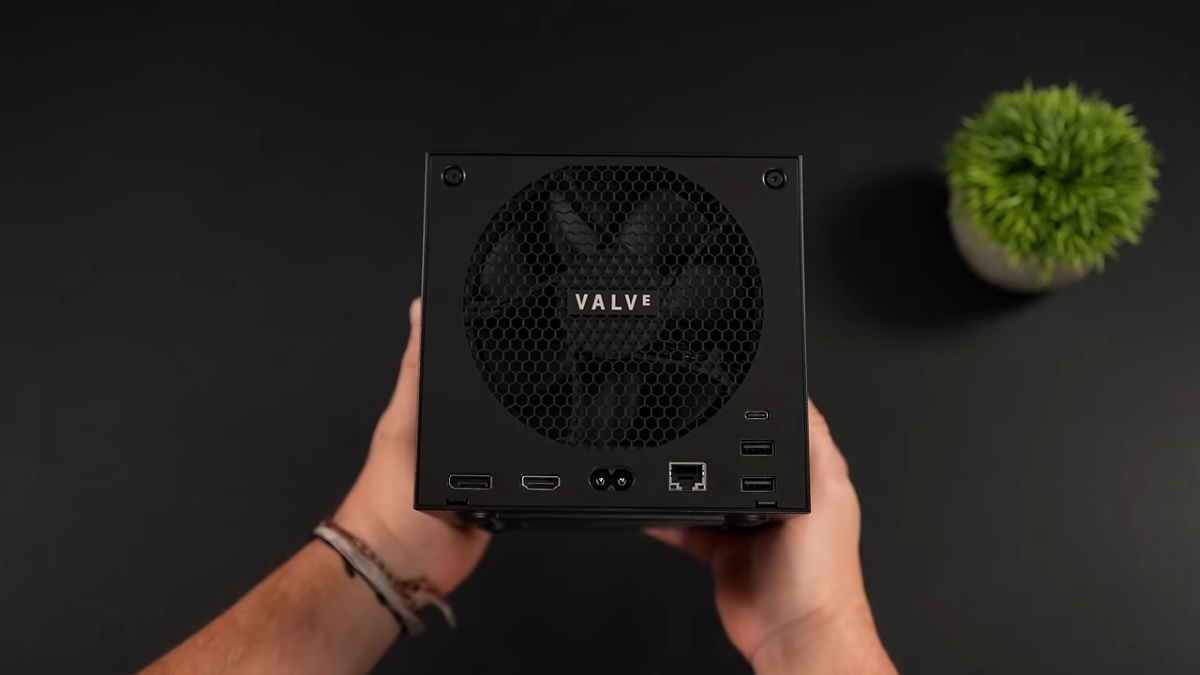 Trên tay Steam Machine với hệ thống tản nhiệt cỡ lớn được bố trí ở mặt sau