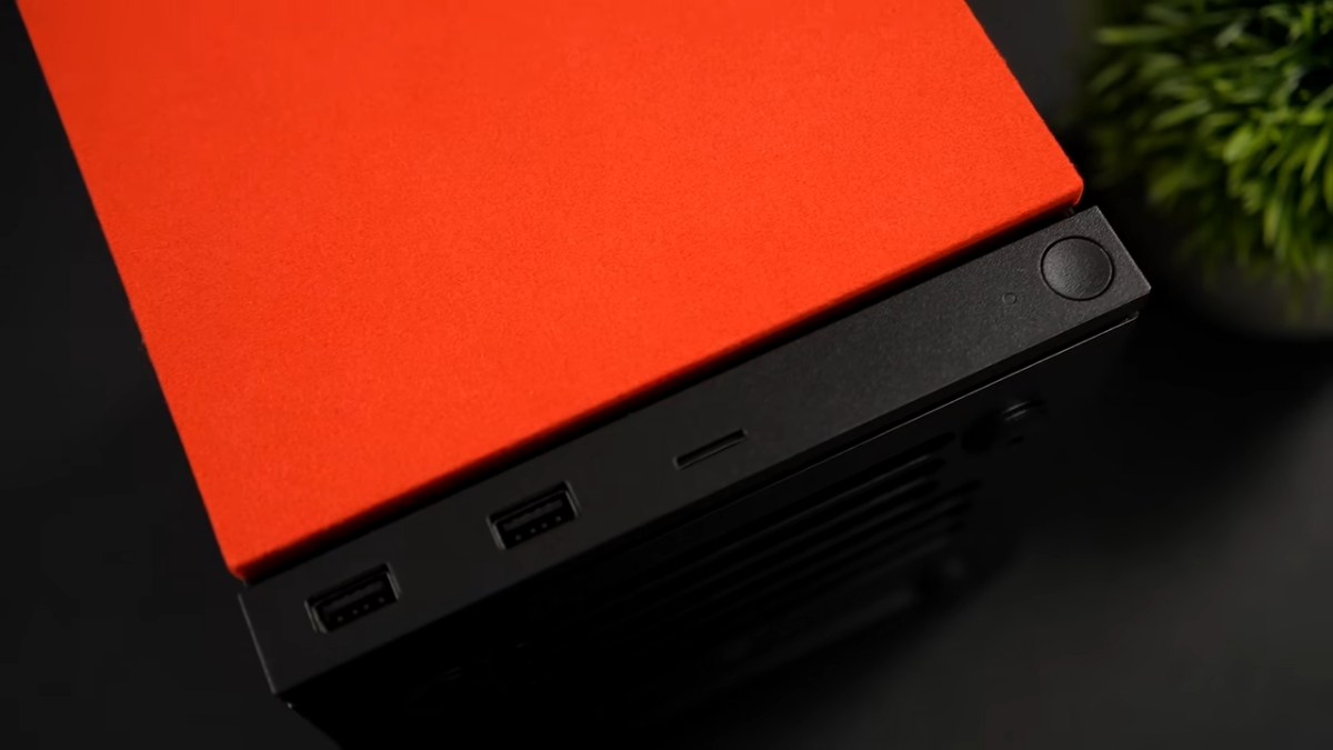 Trên tay Steam Machine với hệ thống cổng kết nối phía trước gồm USB 3.2 Gen 1 và khe cắm microSD