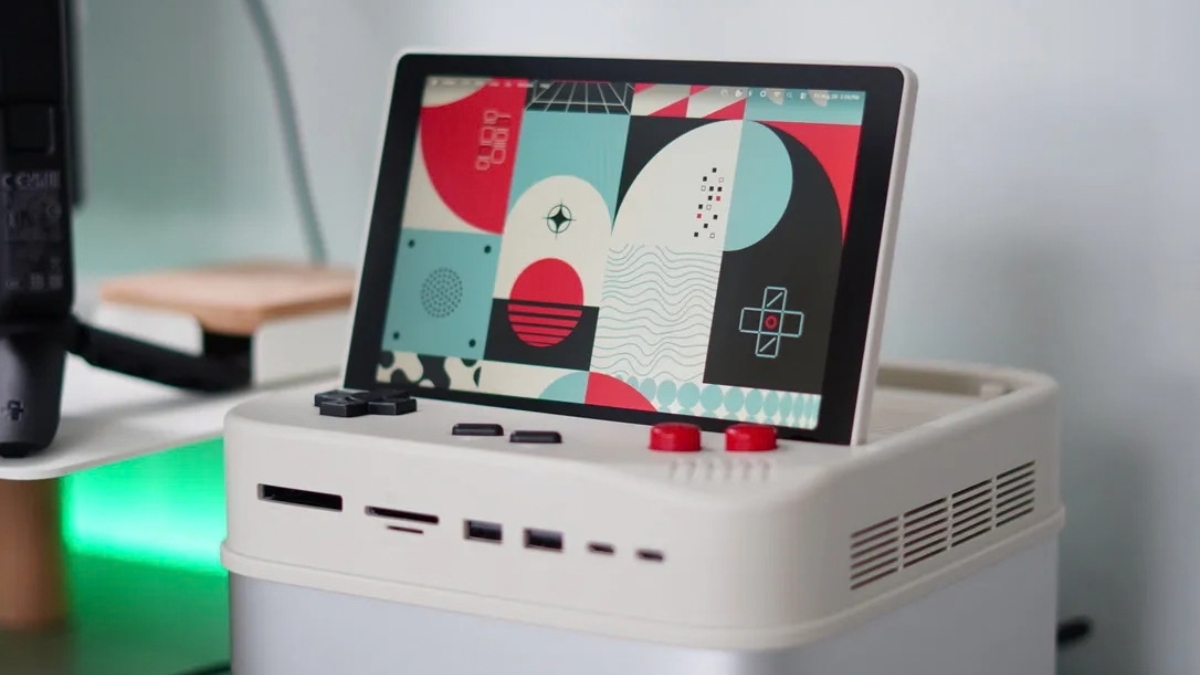 Trên tay Wokyis G7 đặt trên Mac Studio với màn hình gập và nút bấm retro