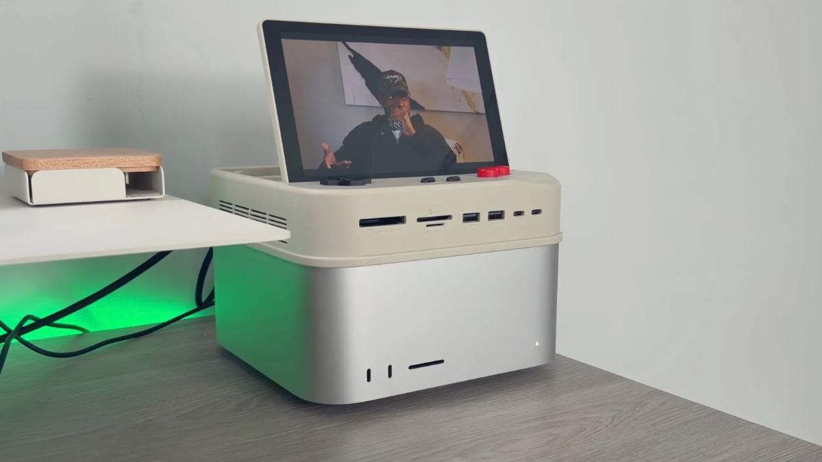 Trên tay Wokyis G7 đặt trên Mac Studio với màn hình gập 7 inch