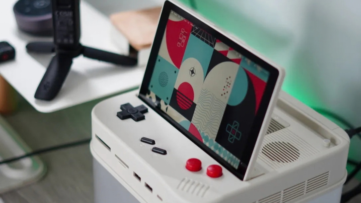 Trên tay Wokyis G7 đặt trên Mac Studio với thiết kế retro và màn hình bật lên