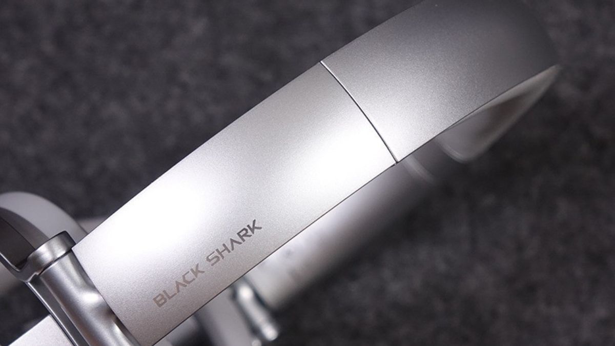 Trên tay Xiaomi Black Shark OpenAir với logo BLACK SHARK trên dải đeo