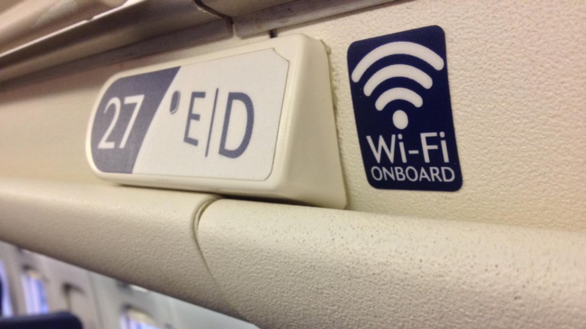 Trên máy bay có WiFi không và những lưu ý cần biết