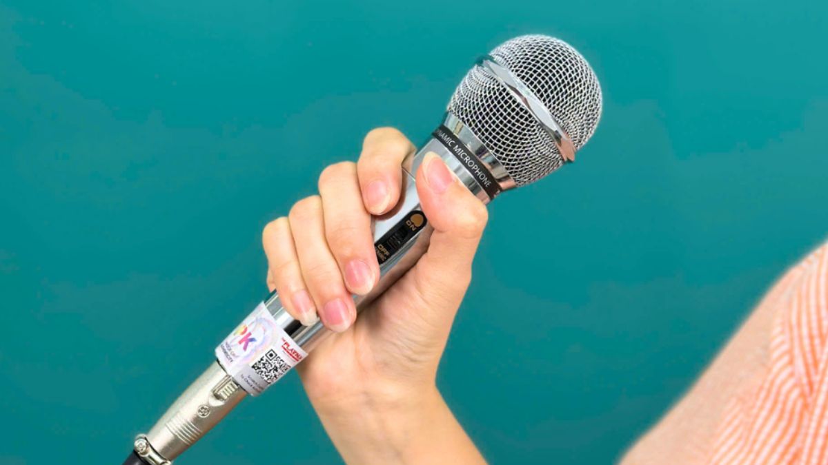 Cách cầm micro đúng kỹ thuật khi hát