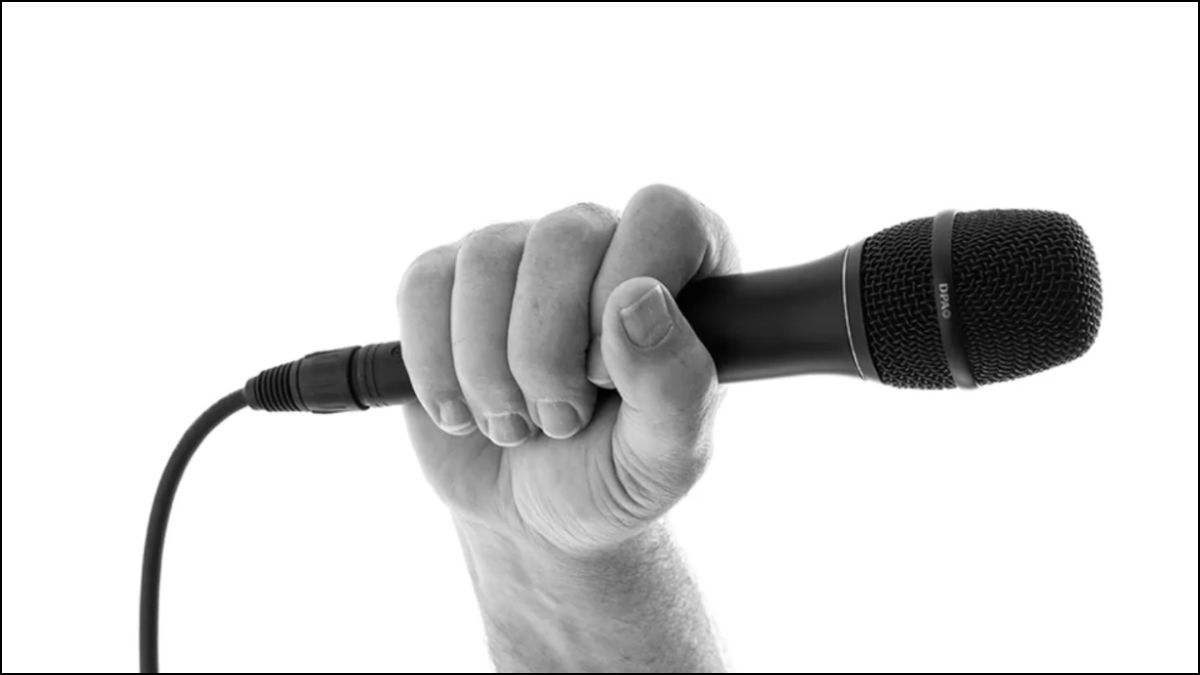 Cách cầm micro đúng kỹ thuật Cầm micro nghiêng để tránh popping