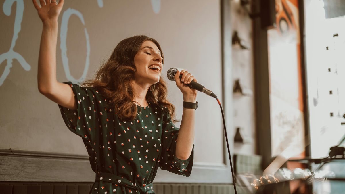 Tư thế và cách chuyển động khi cầm micro hát