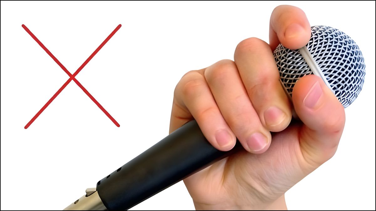 Lỗi khi thực hiện cách cầm micro khi hát sai cách