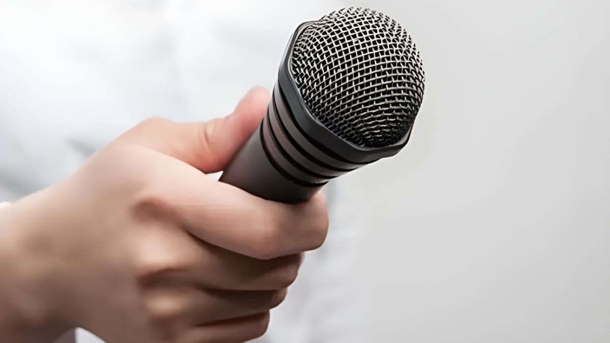 Cách cầm micro đúng kỹ thuật khi hát tránh siết chặt micro quá mức