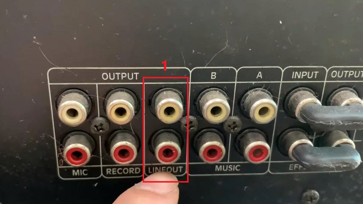 Cách đấu loa sub điện vào ampli qua cổng LINE OUT bước 1