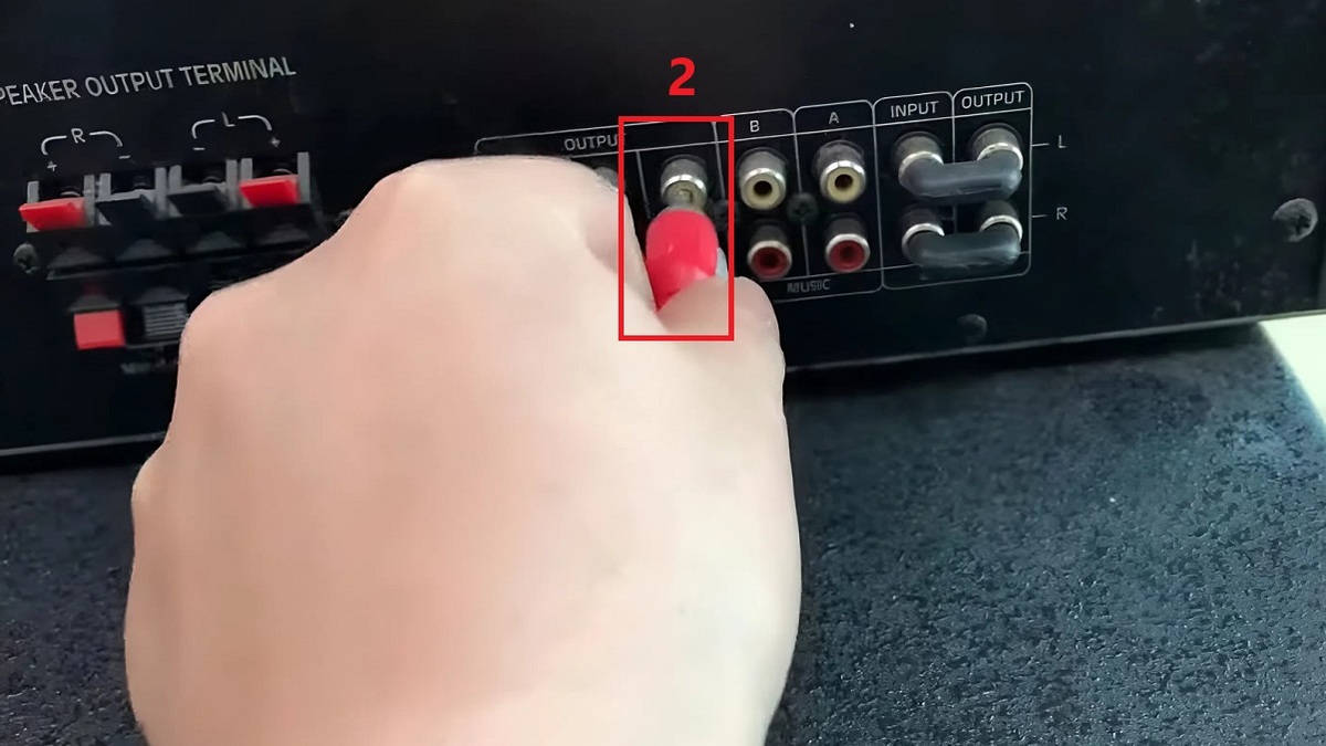 Cách đấu loa sub điện vào ampli qua cổng LINE OUT bước 2