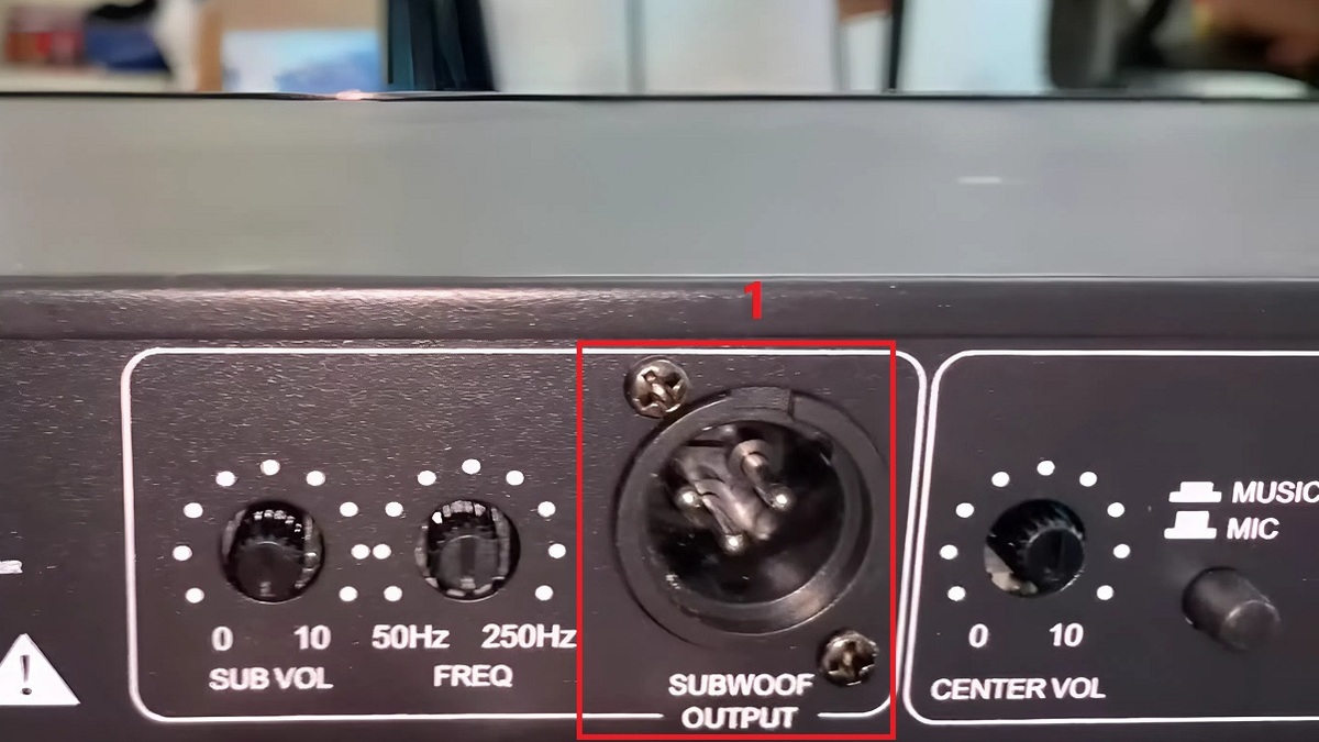 Cách đấu loa sub điện vào ampli qua cổng subwoofer Out bước 1