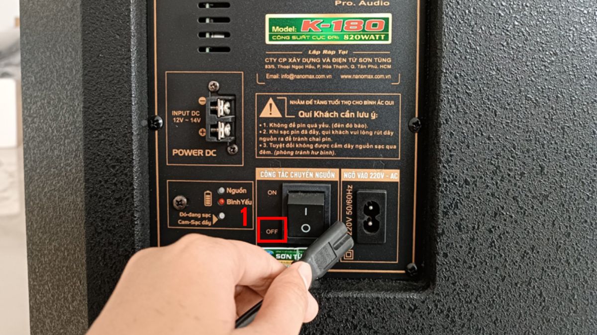 Cách sạc pin loa kéo Nanomax có công tắc nguồn 2 chế độ bước 1