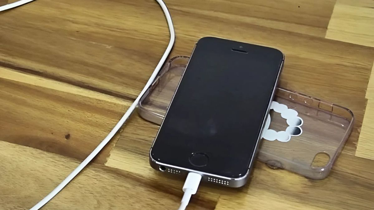 Không sử dụng ốp lưng khi sạc pin điện thoại