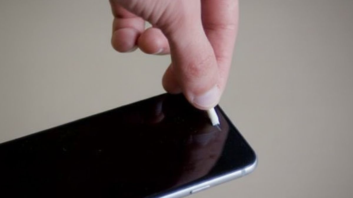 Cách vệ sinh loa điện thoại bằng keo dính bụi