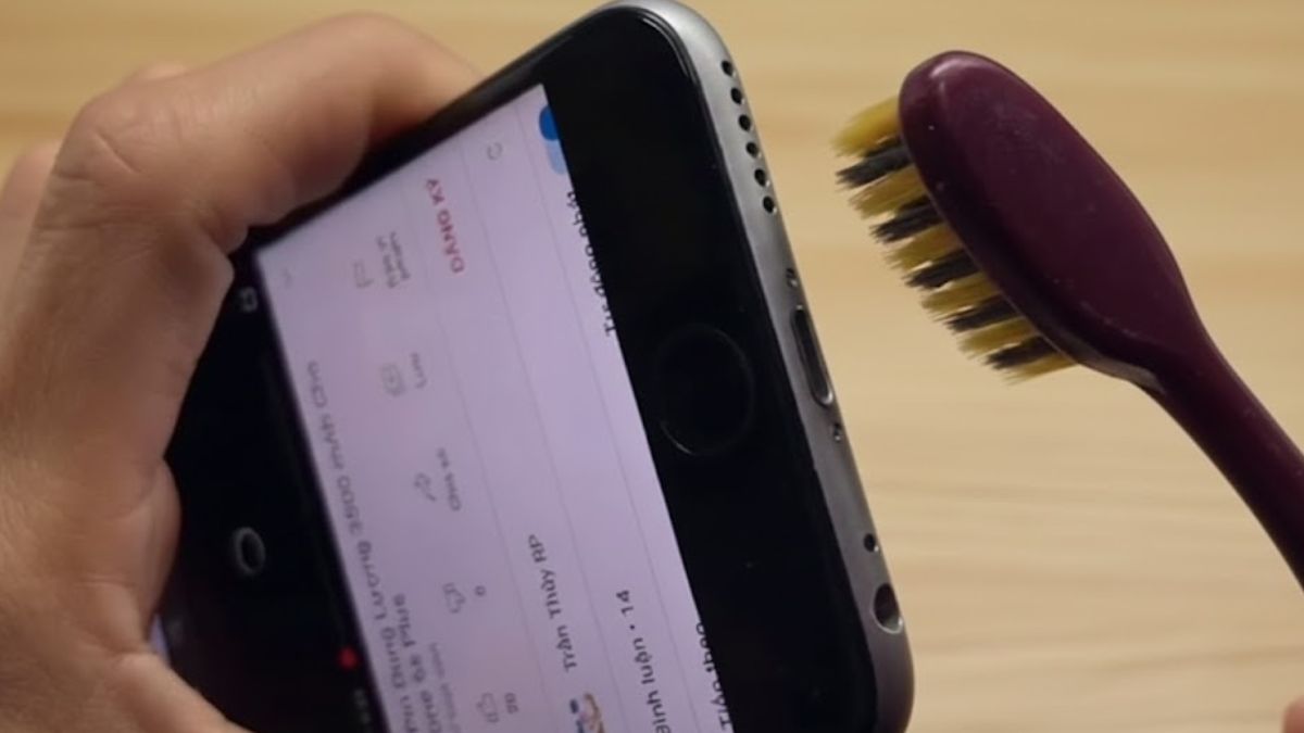 Cách vệ sinh loa điện thoại bằng bông hoặc bàn chải