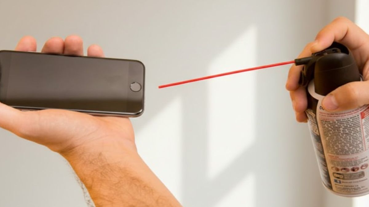 Cách vệ sinh loa điện thoại bằng Dùng bình xịt khí nén