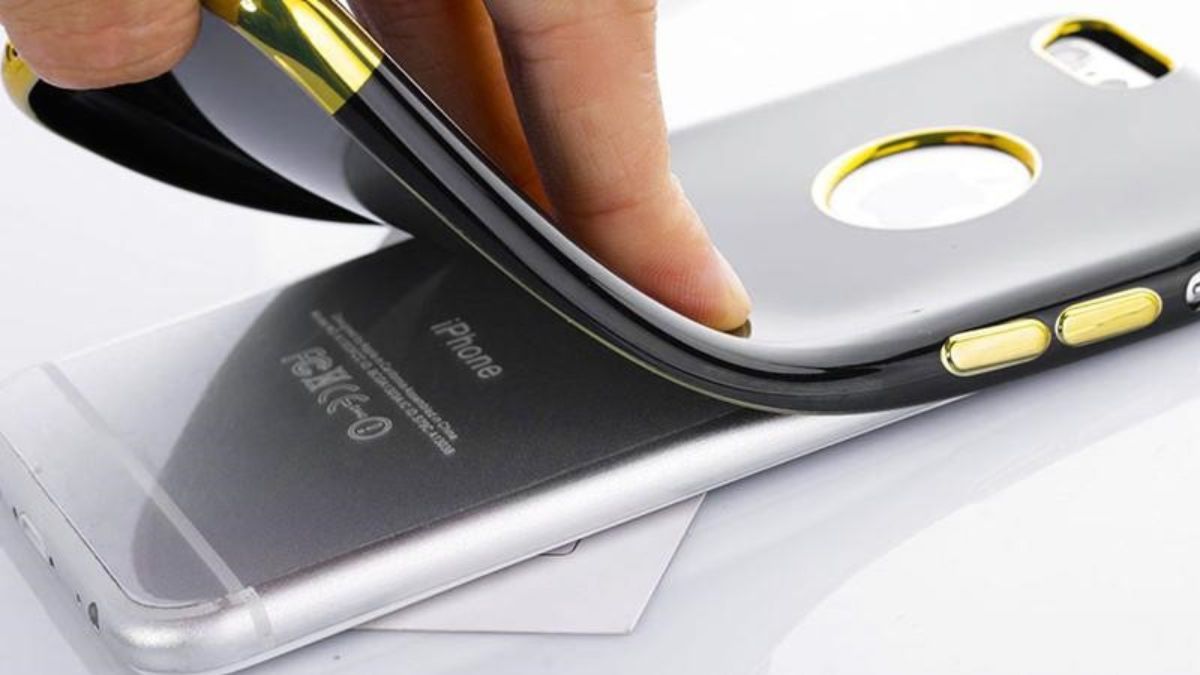Cách khắc phục điện thoại iPhone nóng bất thường bằng tháo ốp lưng