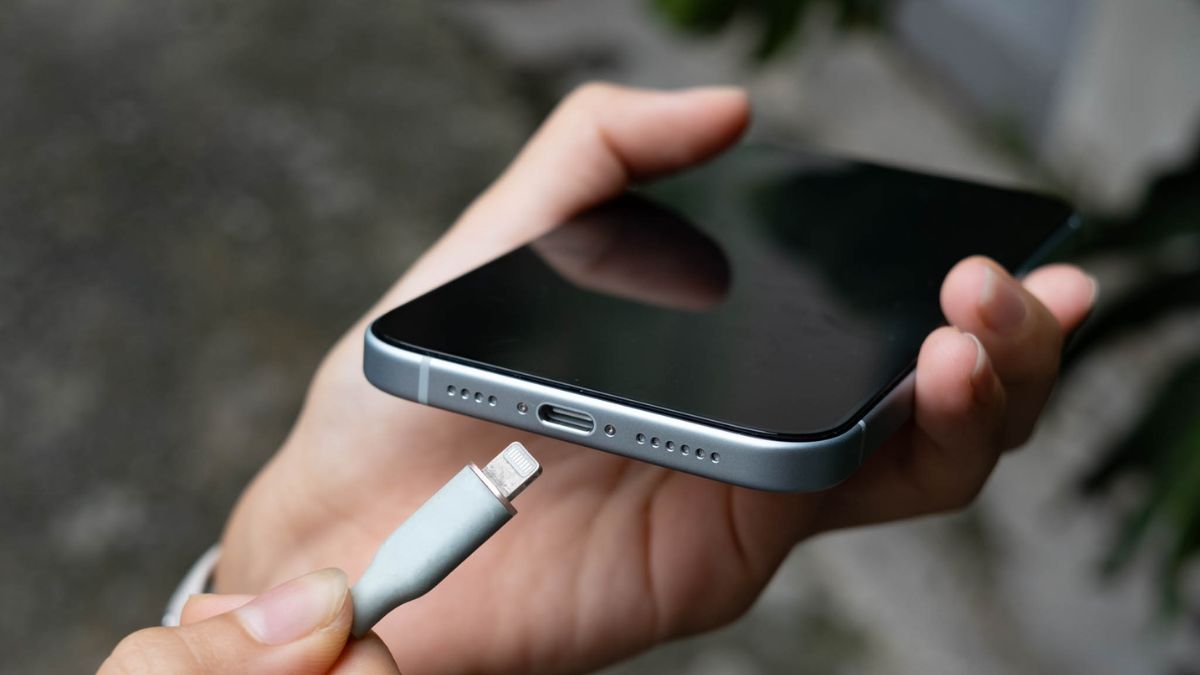 Cắm sạc pin khi iPhone bị trắng màn hình
