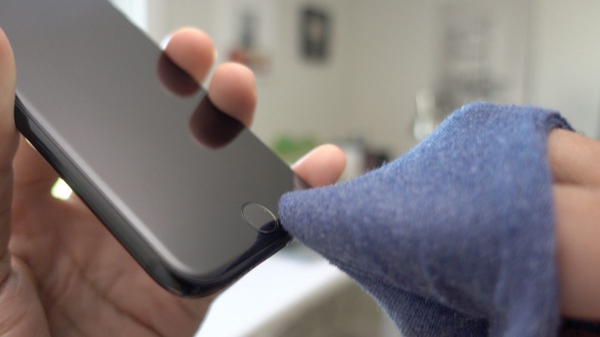 Cách khắc phục iPhone mất vân tay - vệ sinh cảm biến