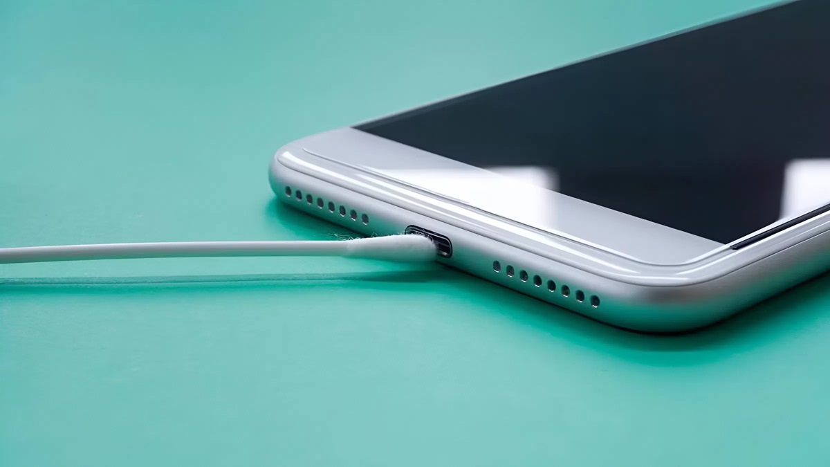 Cách khắc phục điện thoại iPhone sạc lâu đầy pin lau cổng sạc điện thoại