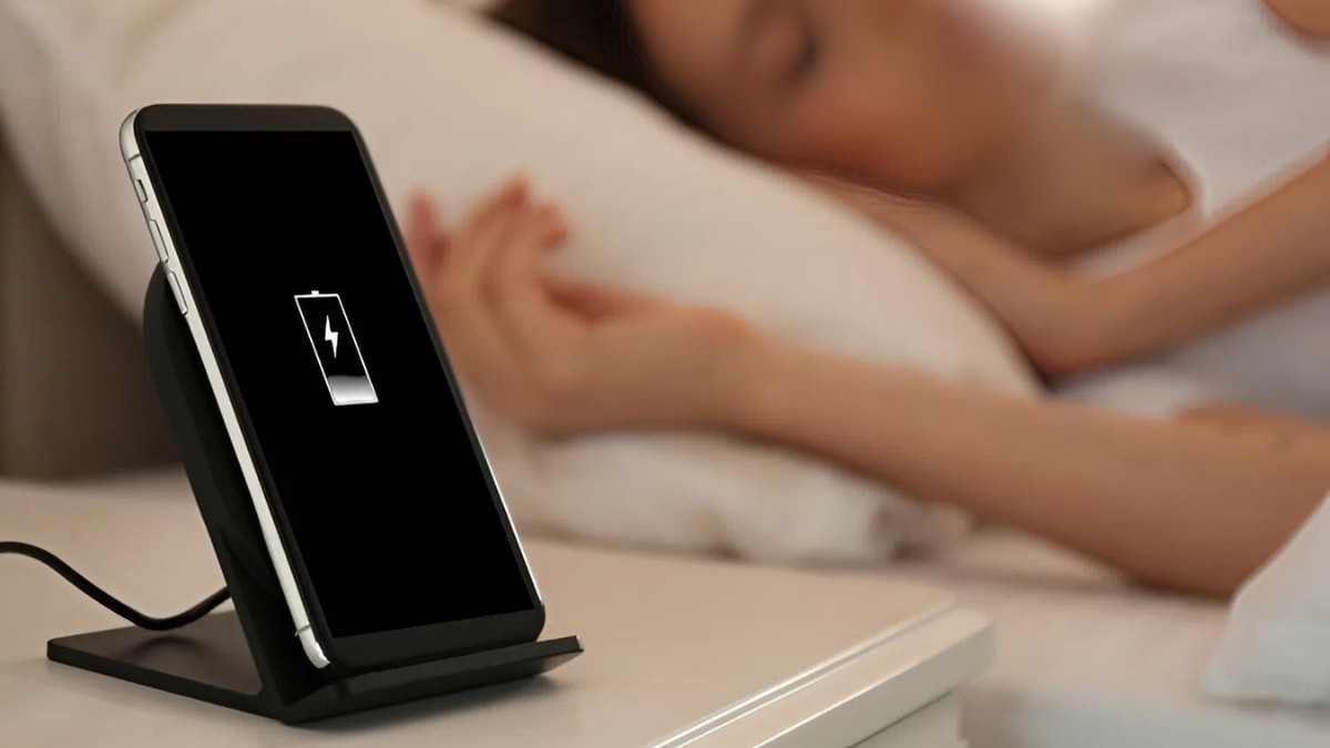 Sạc pin iphone qua đêm có bị chai hay không