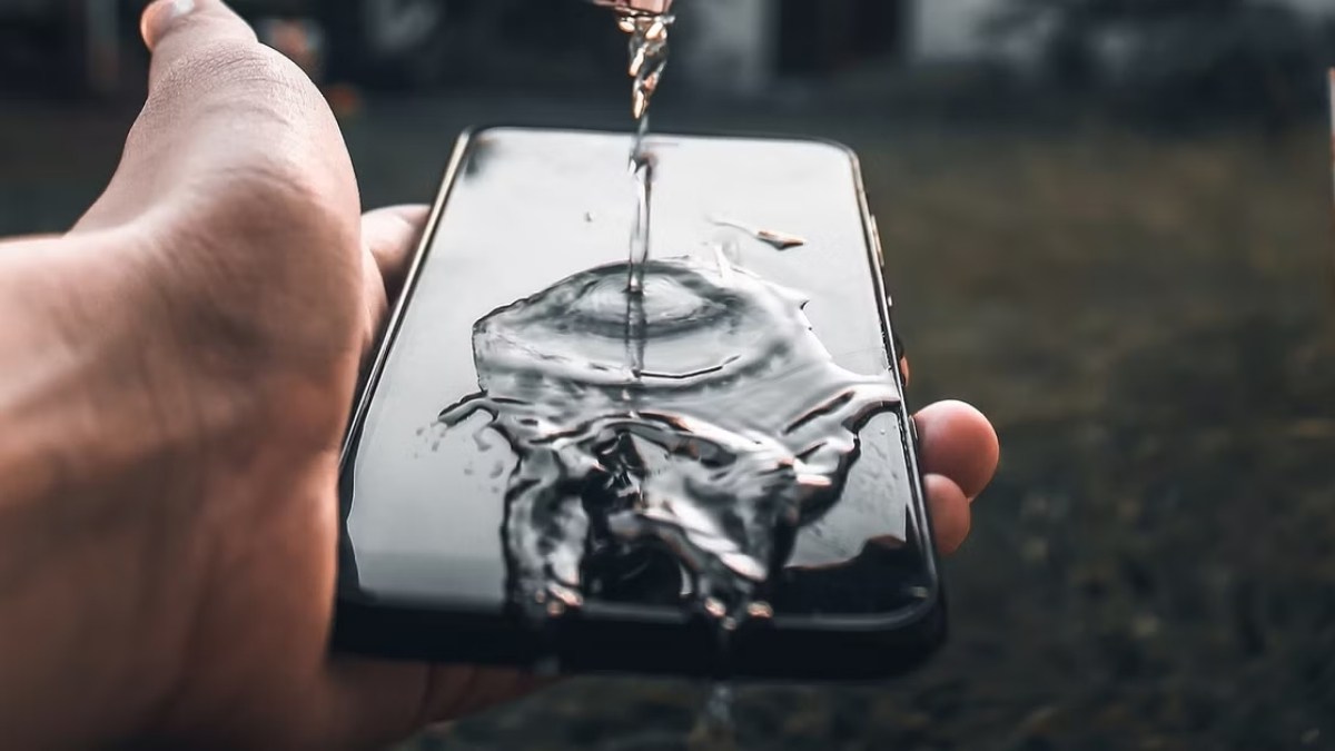 Nguyên nhân lỗi màn hình iPhone 13 Pro Max bị vào nước hấp hơi