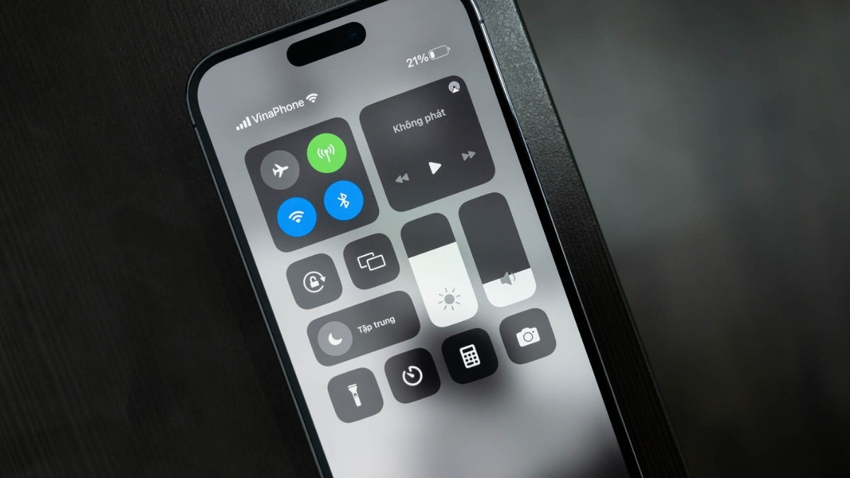 Màn hình iPhone bị tối màu có phải bị hỏng màn hình không