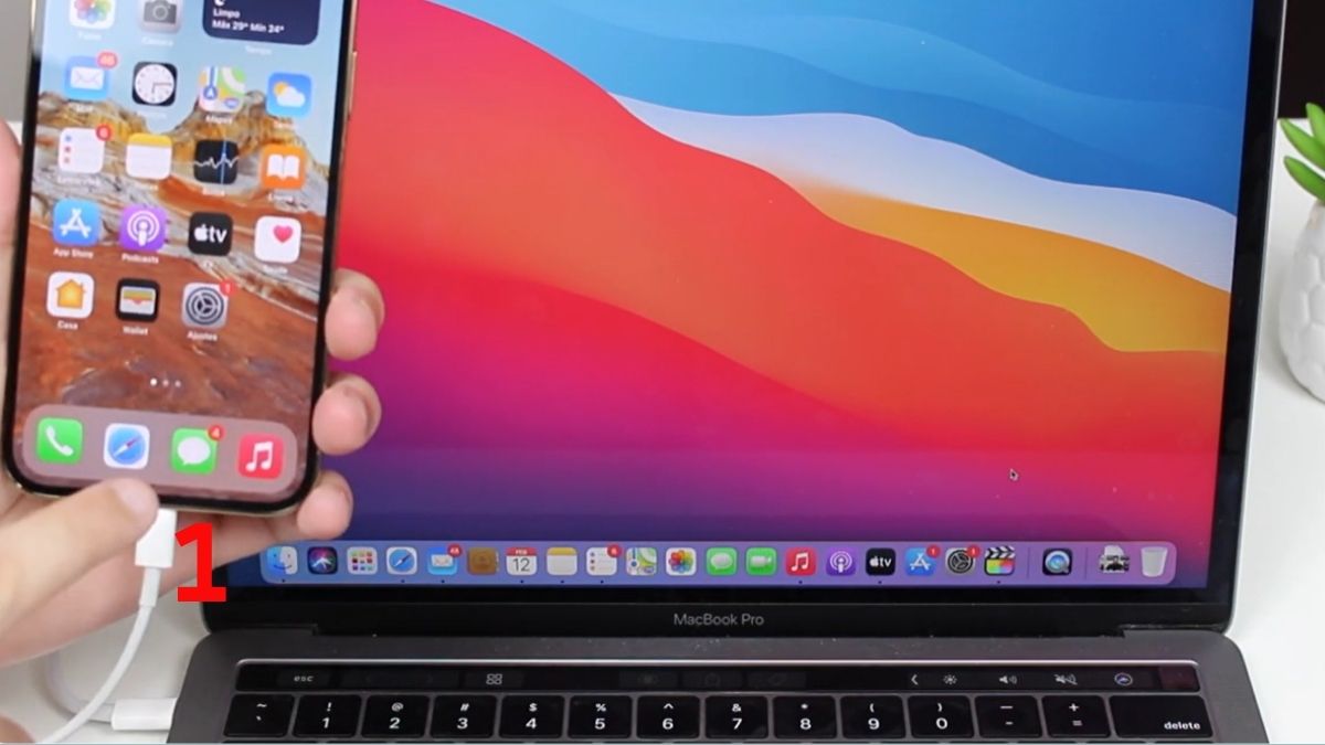 cách Phản chiếu màn hình iPhone lên MacBook bằng dây cáp USB bước 1