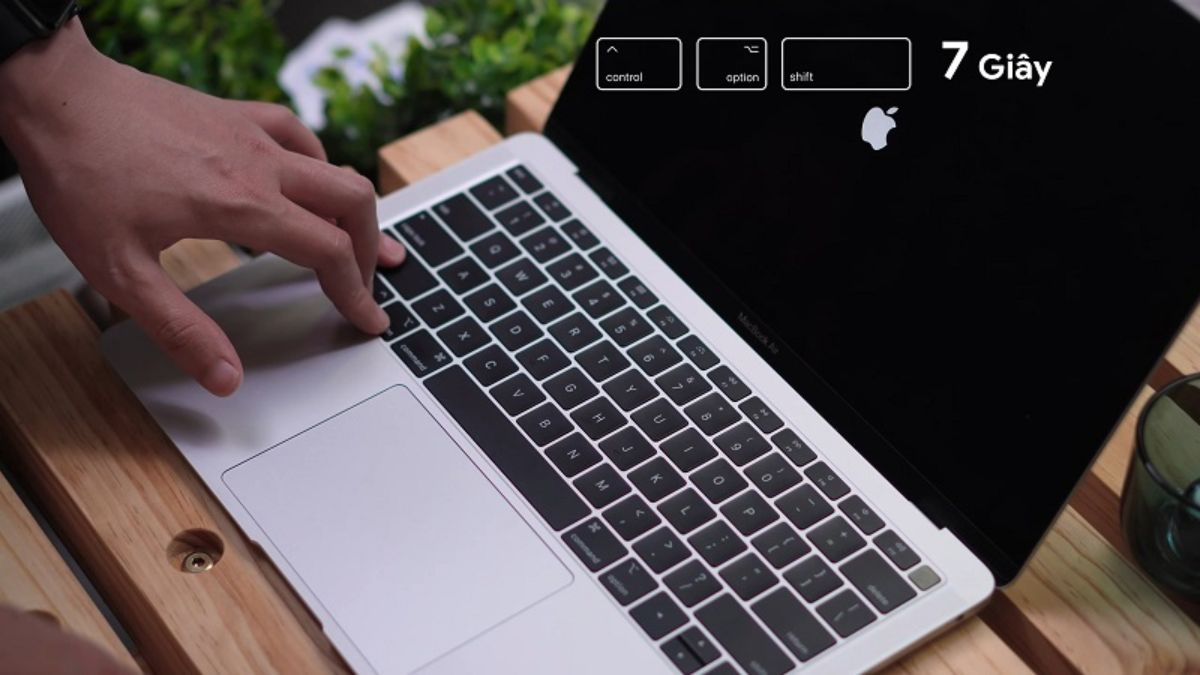 Khởi động máy để sửa bàn phím MacBook không gõ được