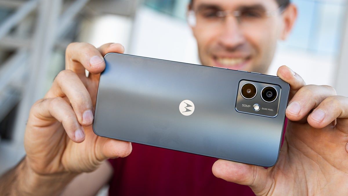 Chụp bằng camera trước hay sau thật hơn