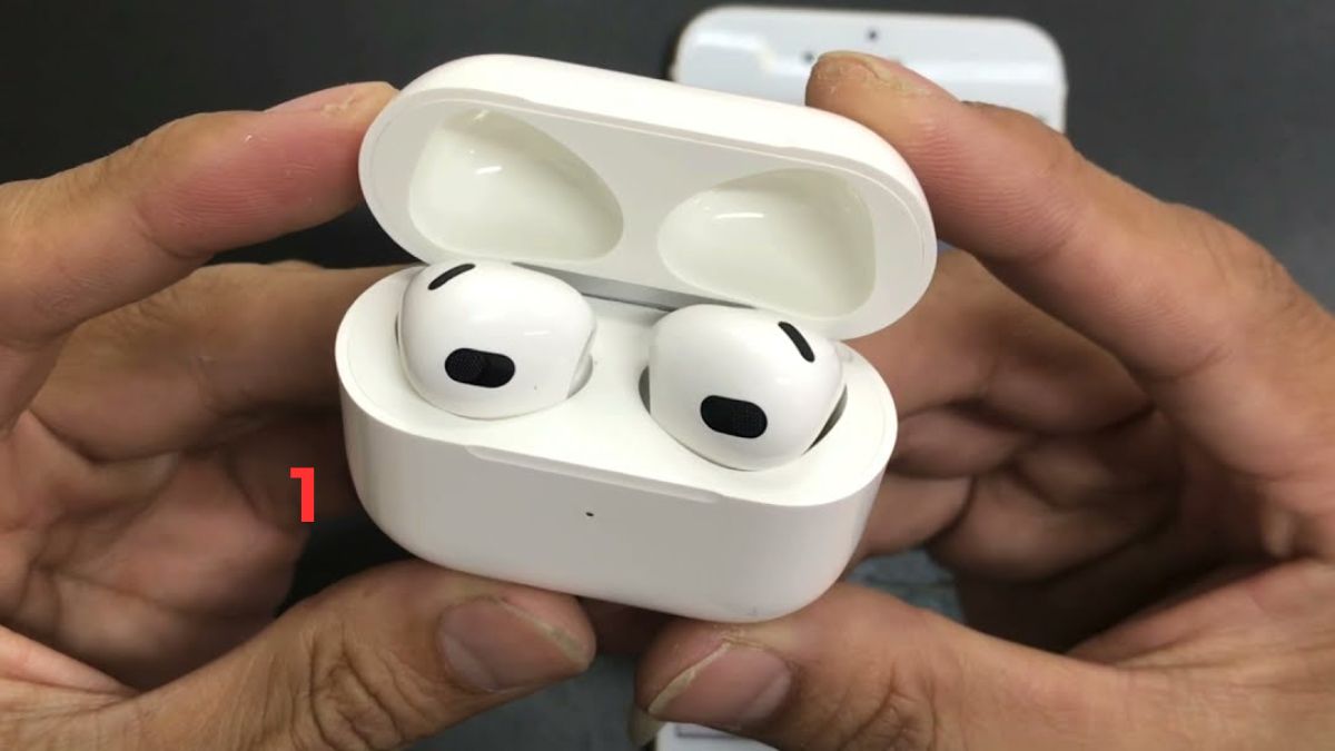 Cách khắc phục lỗi AirPods không kết nối được với iPhone - kiếm tra mức pin airpods và sạc đầy - bước 1