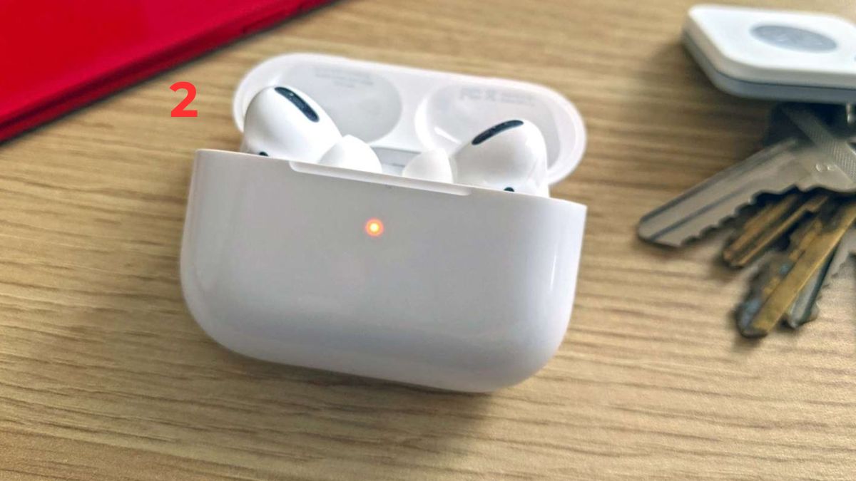Cách khắc phục lỗi AirPods không kết nối được với iPhone - kiếm tra mức pin airpods và sạc đầy - bước 2