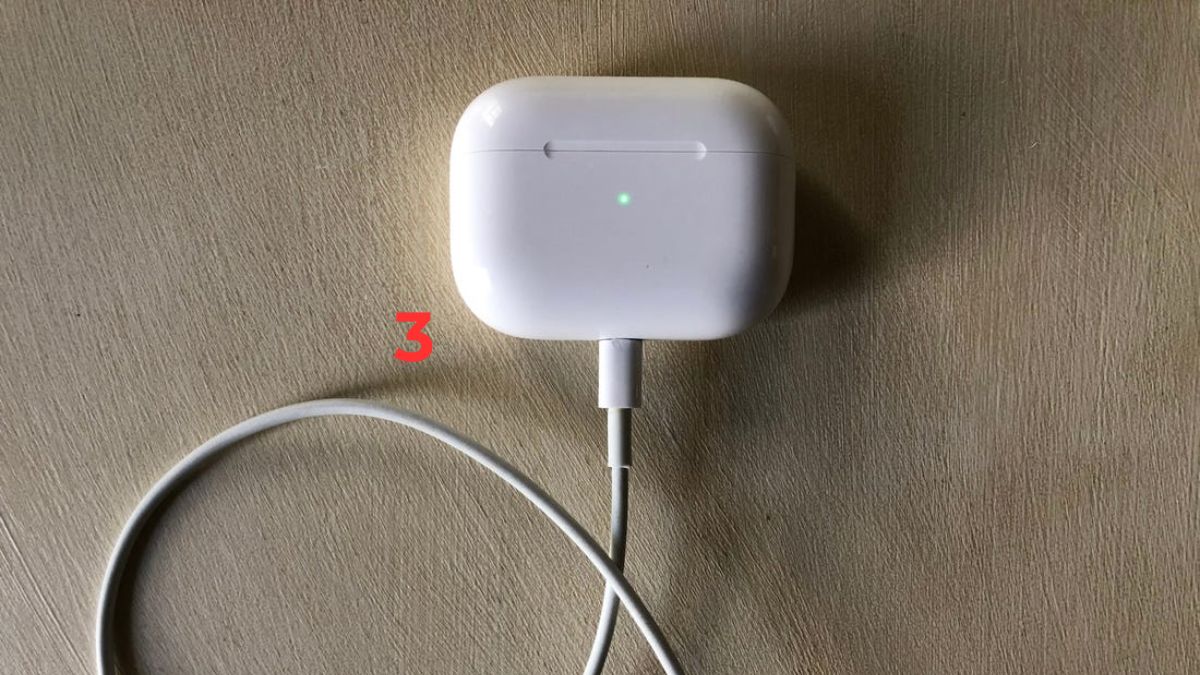 Cách khắc phục lỗi AirPods không kết nối được với iPhone - kiếm tra mức pin airpods và sạc đầy - bước 3