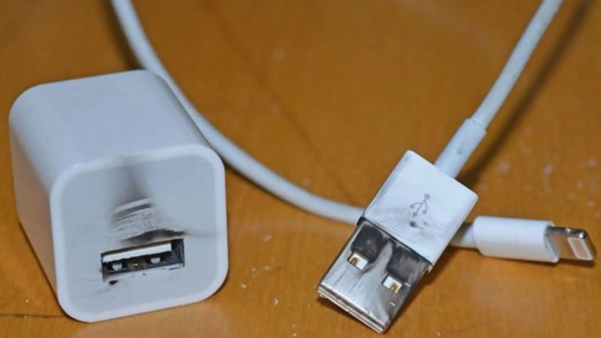 Hộp sạc AirPods không lên đèn do cáp sạc và củ sác không tương thích