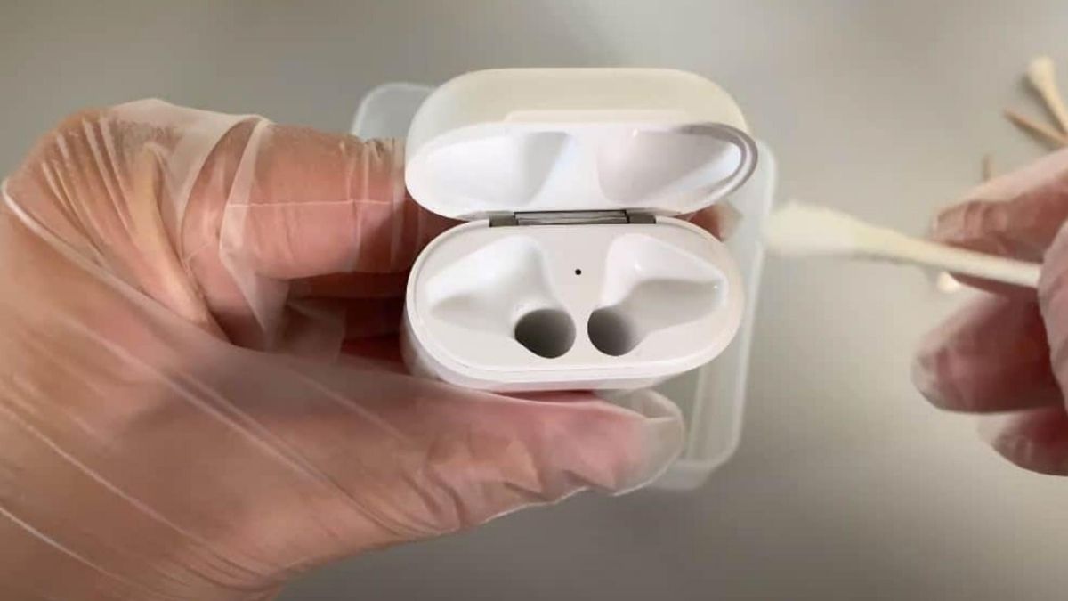 Cách khắc phục lỗi AirPods không lên đèn -  vệ sinh lại tai nghe airpods