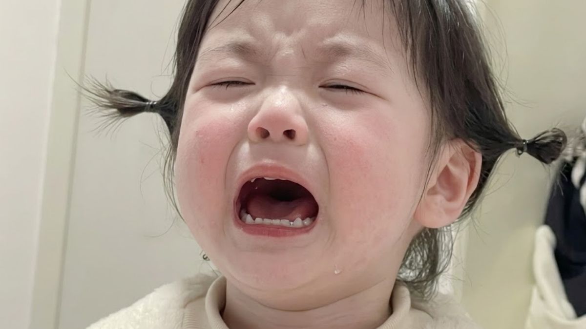Meme em bé khóc dỗi đáng yêu - 3