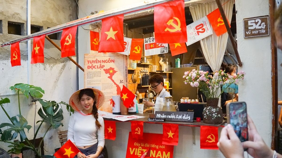 Trang trí tại gian hàng và xe bán hàng chào mừng lễ 2/9 - 1