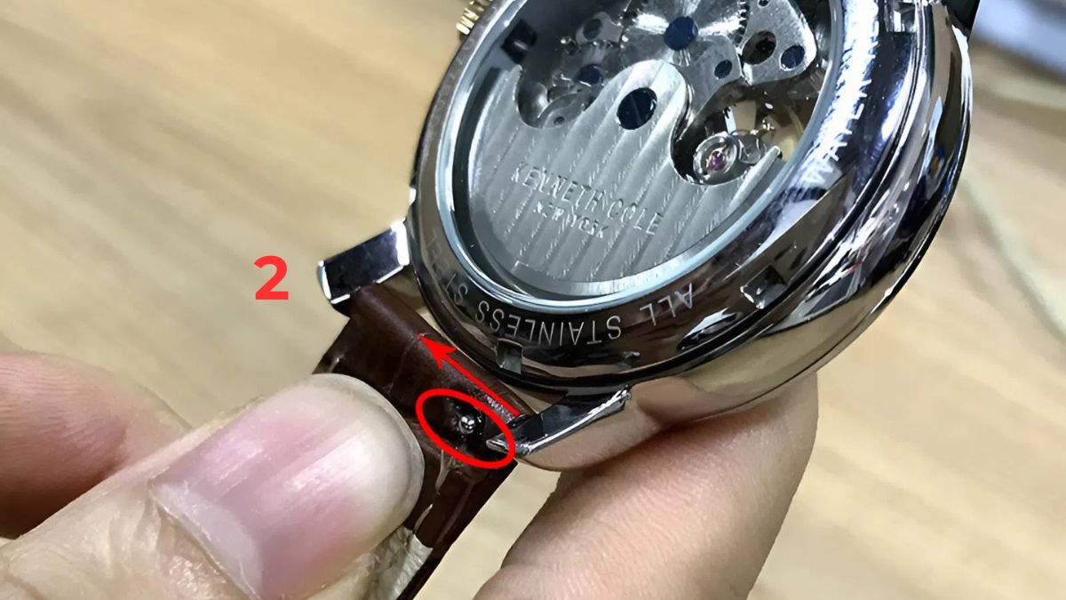 Lắp dây đồng hồ có chốt cài - bước 2