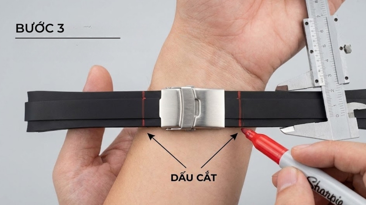 Cách cắt dây đồng hồ da, cao su - bước 3