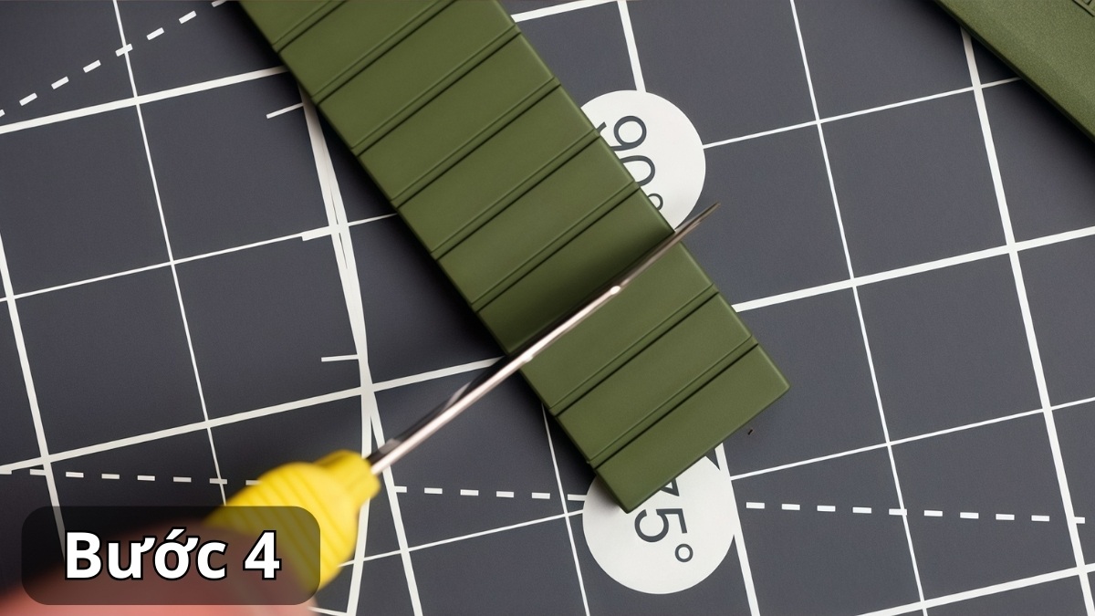 Cách cắt dây đồng hồ da, cao su - bước 4