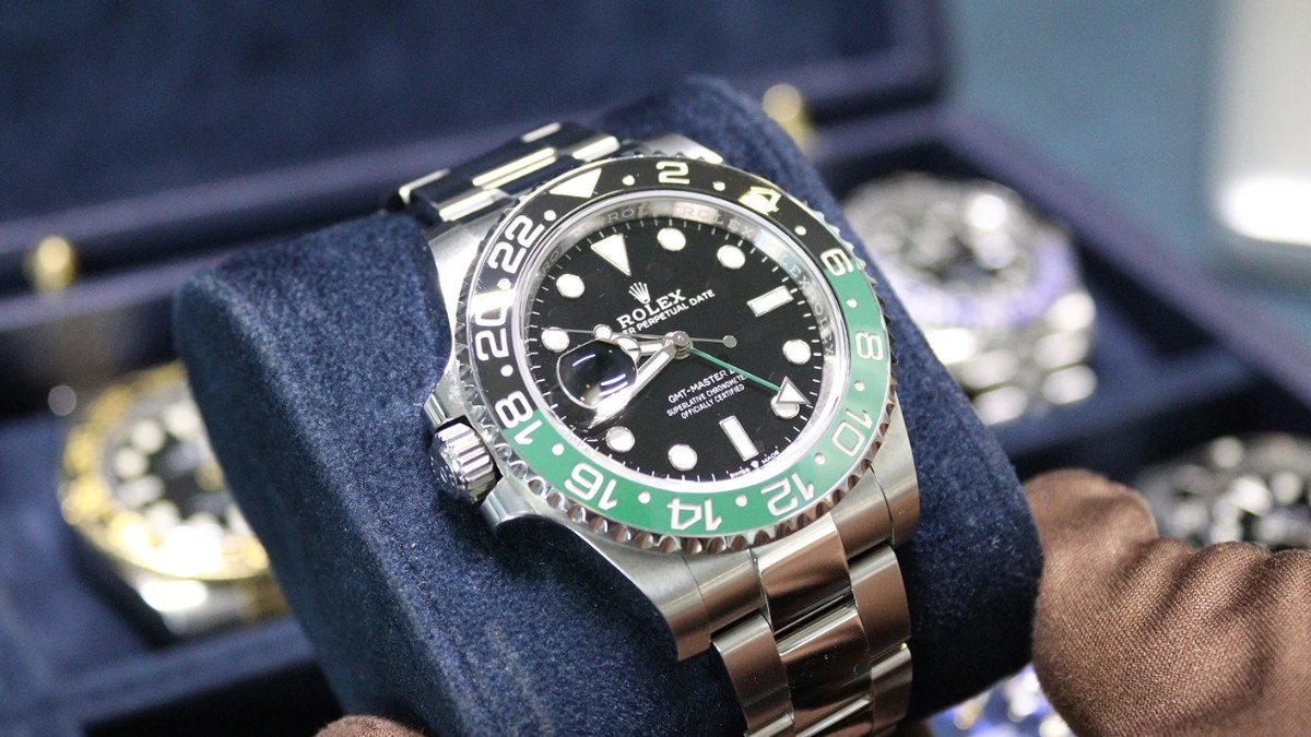 Hướng dẫn các cách check đồng hồ Rolex chính hãng - âm thanh phát ra từ bộ máy bên trong