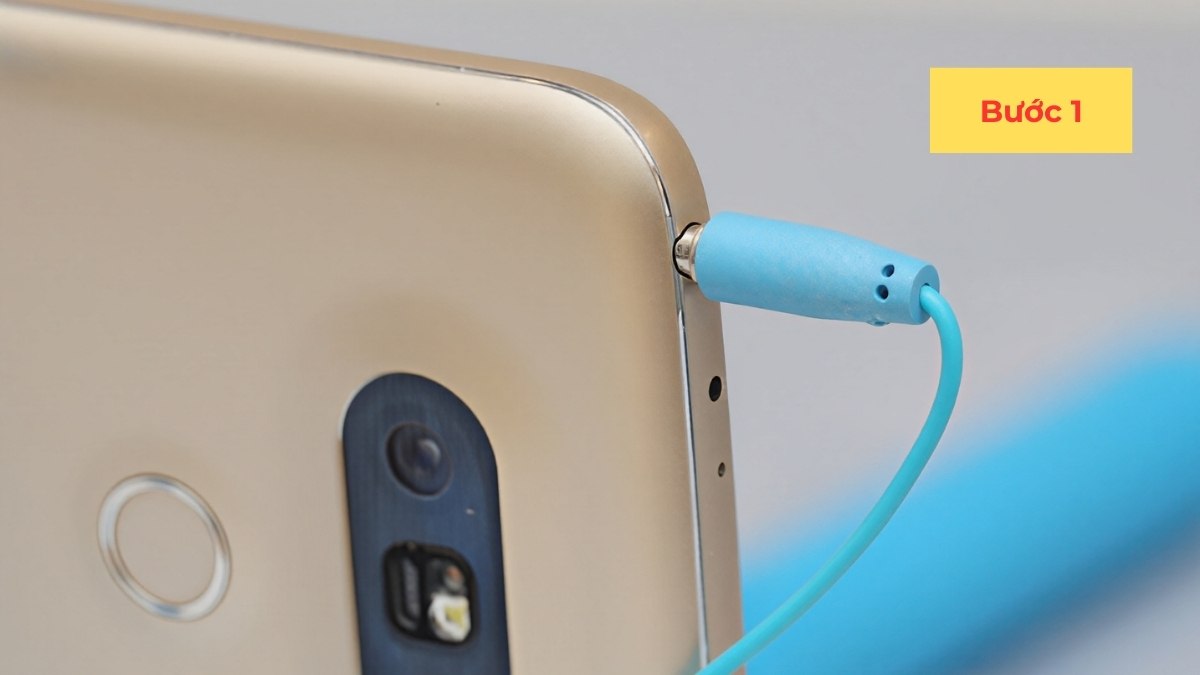 Cách sử dụng gậy chụp ảnh có dây - bước 1
