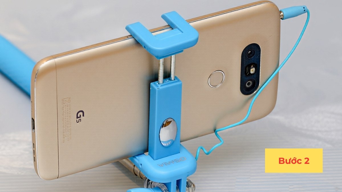 Cách sử dụng gậy chụp ảnh có dây - bước 2