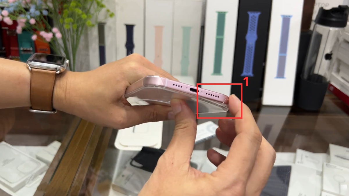 Hướng dẫn từng bước tháo ốp lưng nhựa cứng iPhone - bước 1