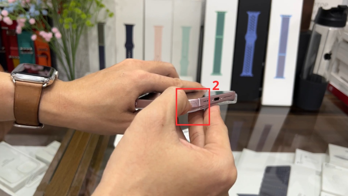 Hướng dẫn từng bước tháo ốp lưng nhựa cứng iPhone - bước 2