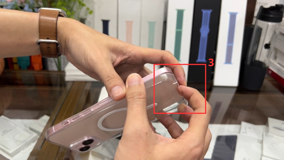 Hướng dẫn từng bước tháo ốp lưng nhựa cứng iPhone - bước 3