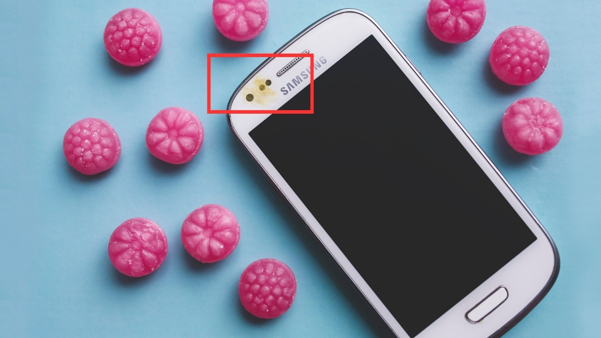 Tại sao camera trước bị mờ?